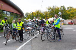 Des volontaires pour sécuriser en ammont les rues pour l'arrivé du cortège