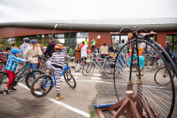 Un grand Bi et des vélos en attente du départ