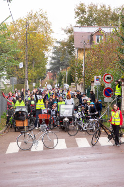 Regroupement avant la traversée de l'avenue de la Forêt