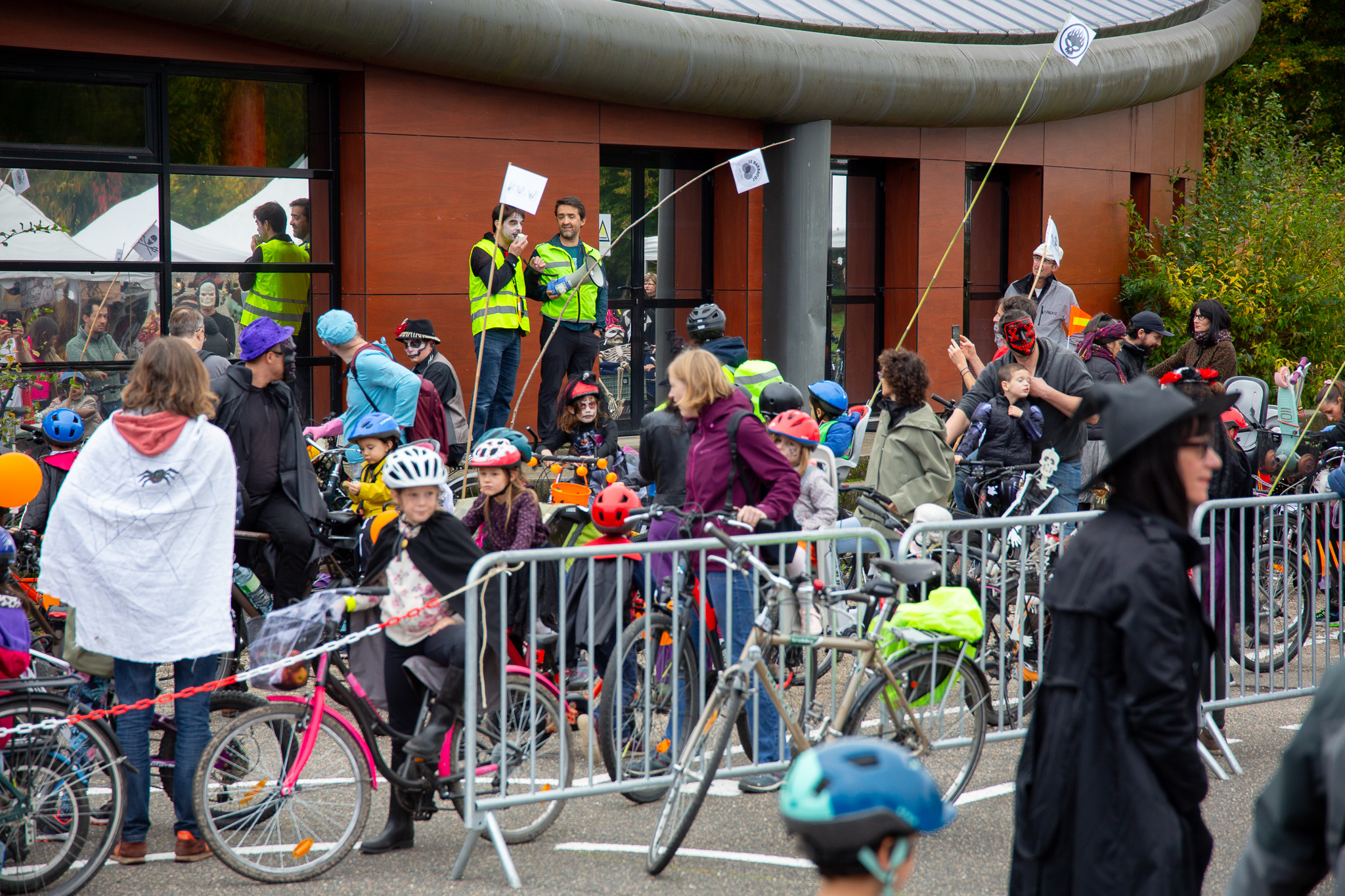 Les participants prennent place dans le cortège